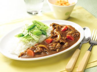 写真:春キャベツのシャキシャキ炒めのせカレー