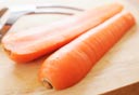 ピーラーは、置きながらむける食材からはじめましょう。