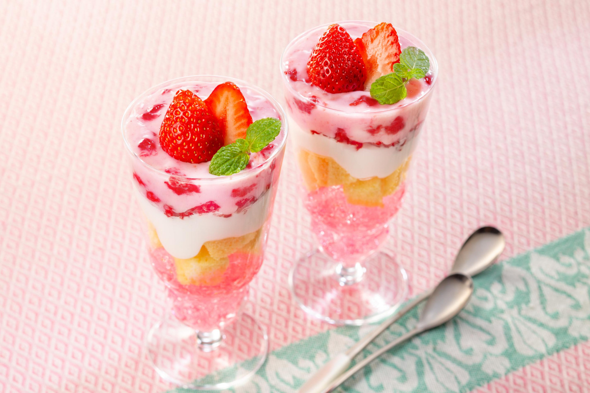 イチゴのパフェ | レシピ | ハウス食品