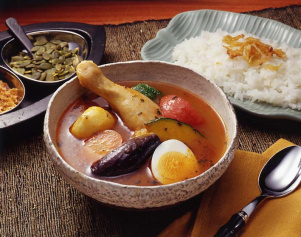 骨つきチキンと野菜のスープカレー