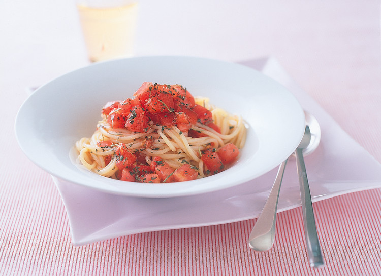 生トマトとハーブのスパゲッティ | レシピ | ハウス食品
