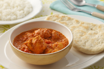 スパイスをブレンドして作るバターチキンカレー