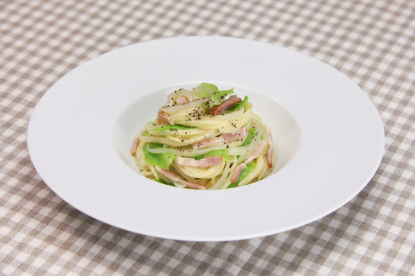 フライパン1つで作るキャベツとベーコンのクリームパスタ
