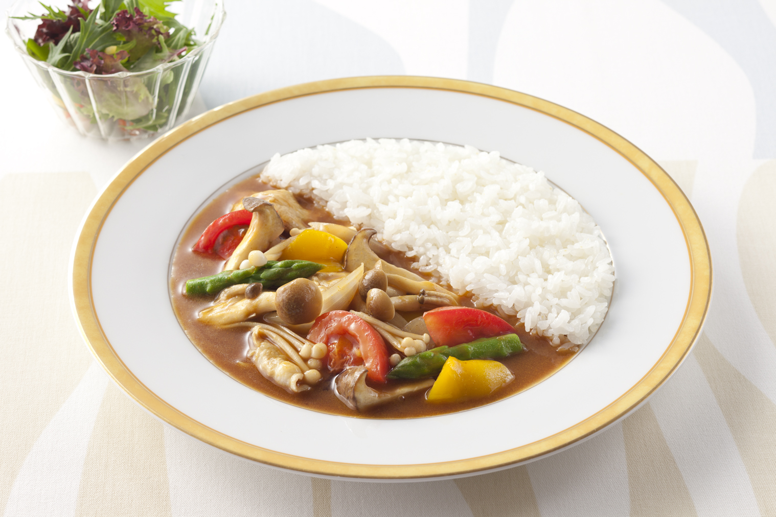 きのこと夏野菜の彩りあざやかなカレー レシピ ハウス食品 きのこと夏野菜の彩りあざやかなカレー レシピ ハウス食品