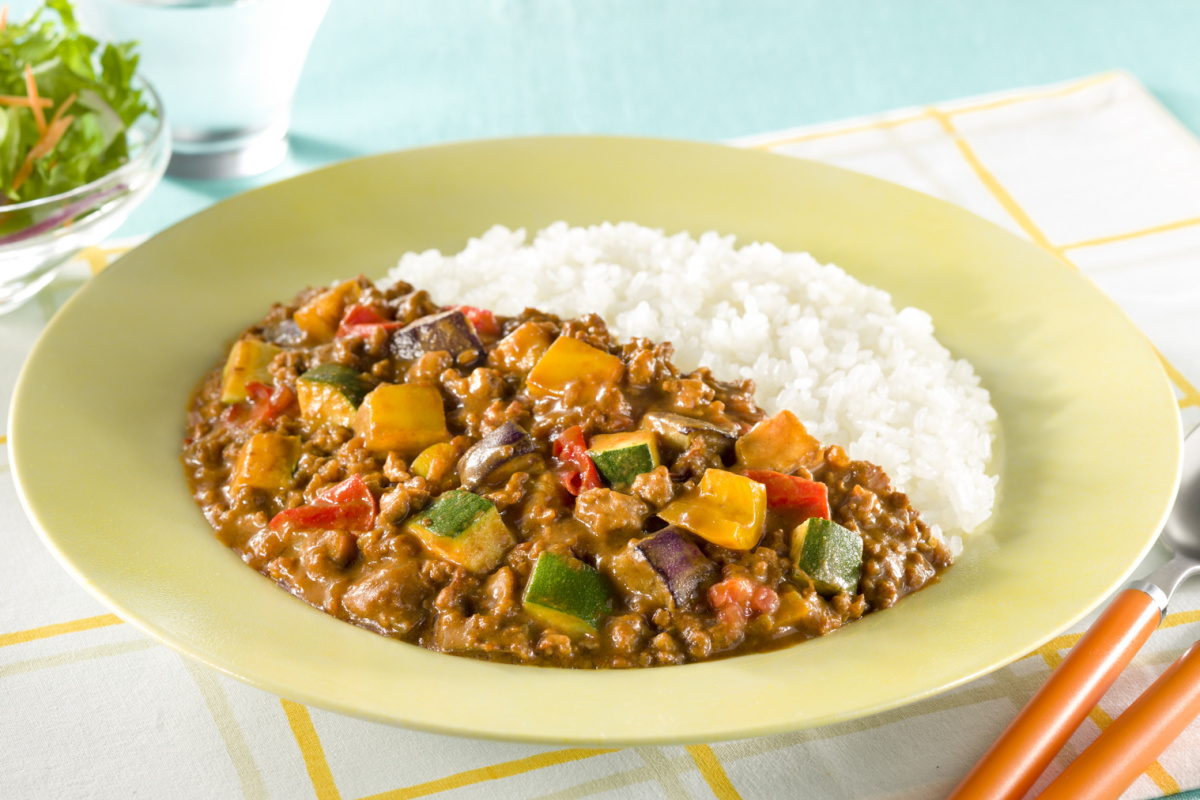 彩り野菜のキーマカレー | レシピ | ハウス食品