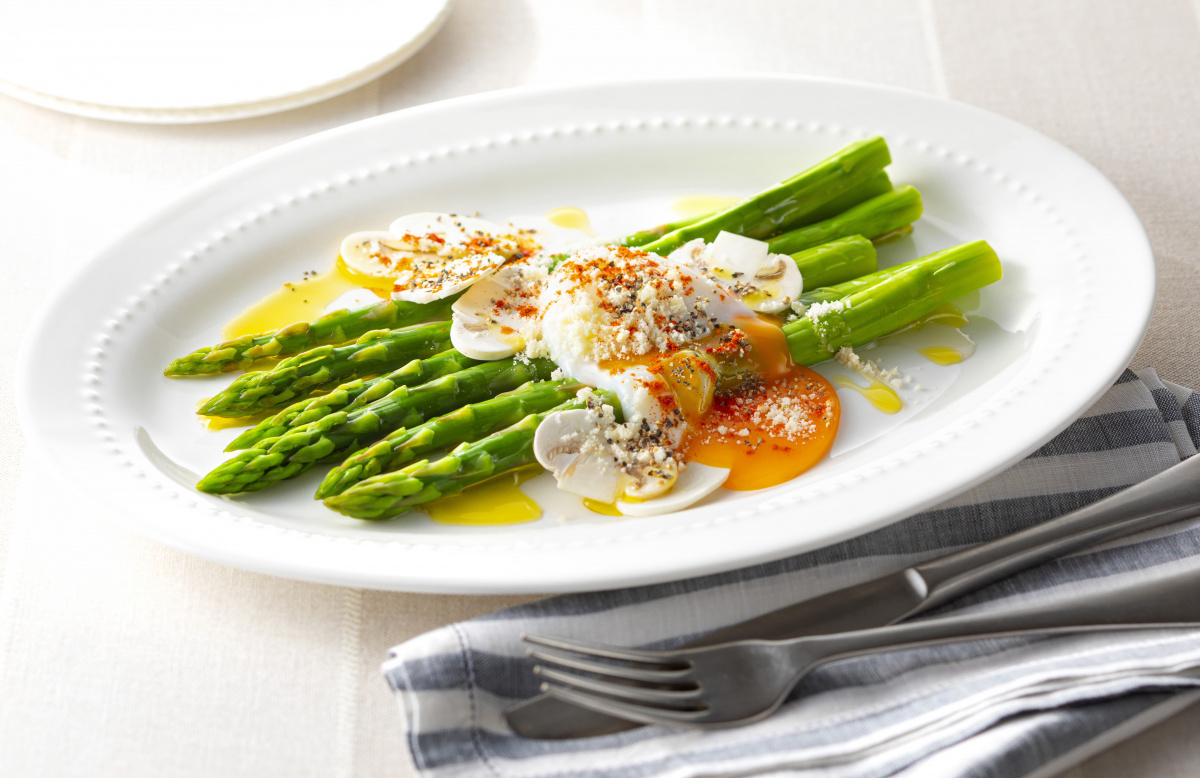 グリーンアスパラガスと温泉卵のパプリカサラダ | レシピ | ハウス食品