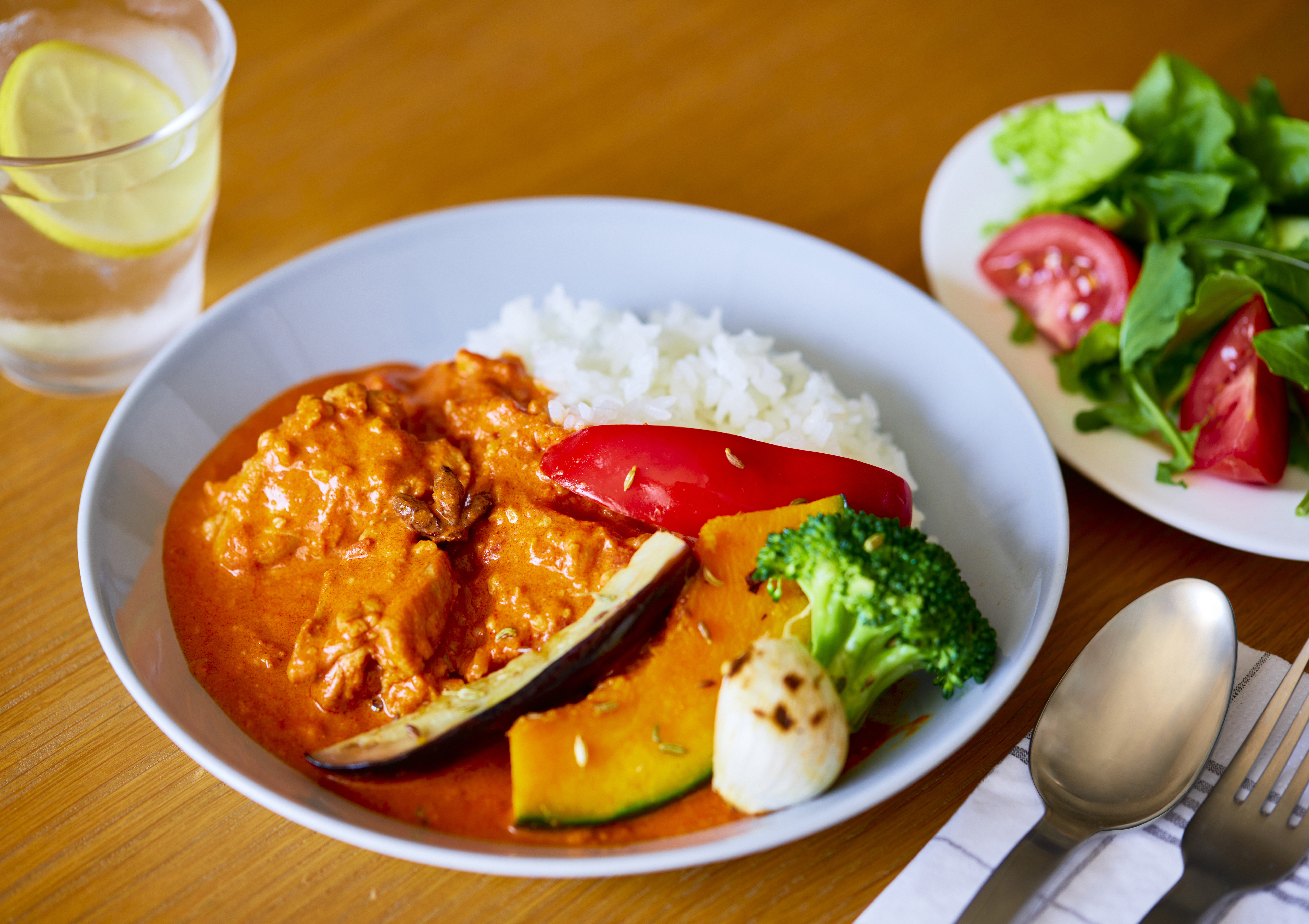 彩り野菜のバターチキンカレー | レシピ | ハウス食品