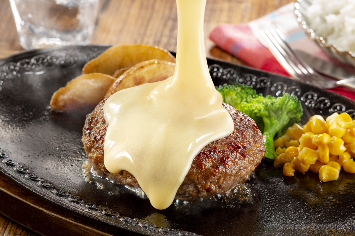 まぜのびチーズソースのハンバーグプレート | レシピ | ハウス食品