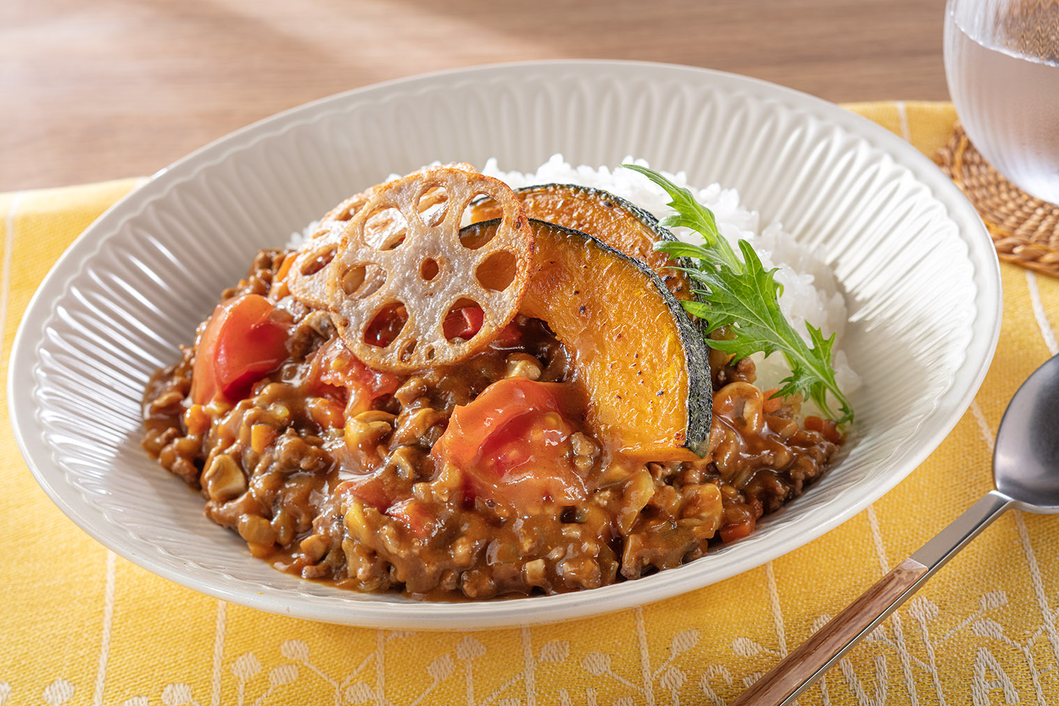 玉ねぎたっぷりきのことトマトのキーマカレー 揚げ野菜トッピング