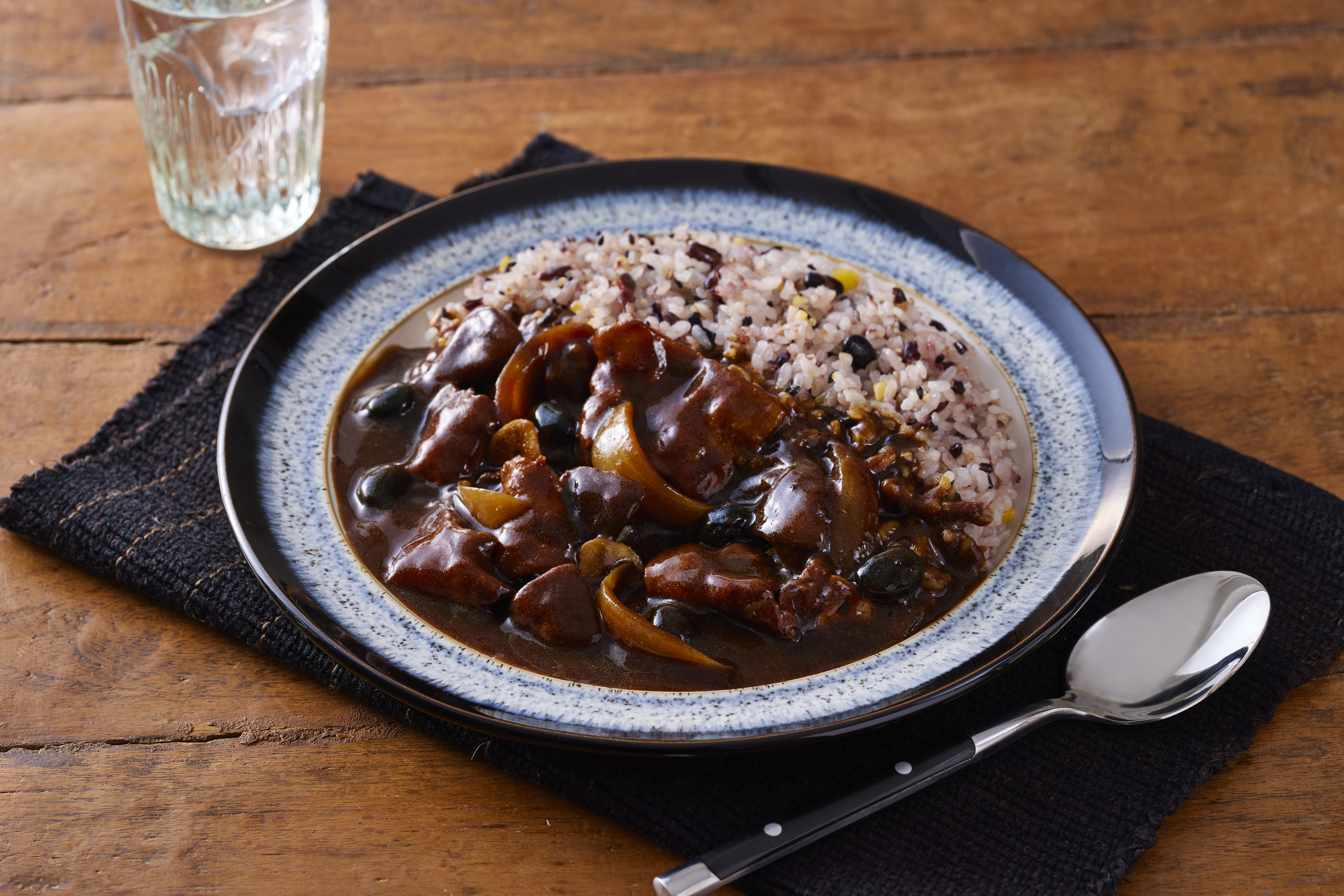 黒カレー オールブラックカレー | レシピ | ハウス食品