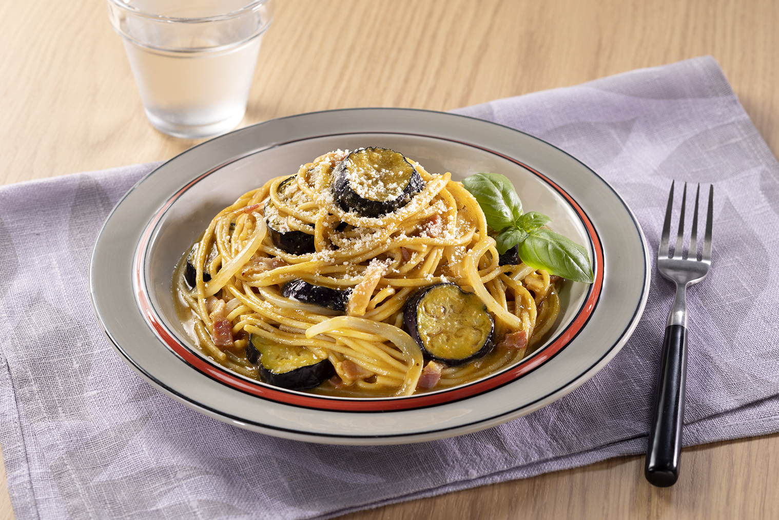 ベーコンとなすのスパイシーカレースパゲッティ | レシピ | ハウス食品