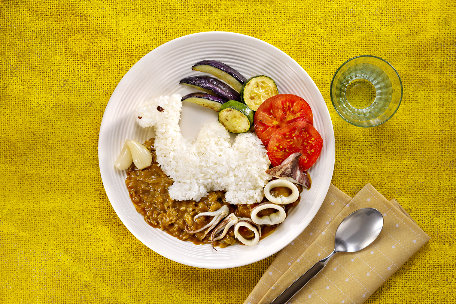 砂丘を旅する 夏野菜といかのキーマカレー | レシピ | ハウス食品