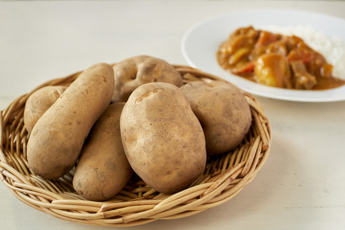 カレーに合うじゃがいもの種類は？男爵やメイクイーンなど、仕上がりの違いを解説