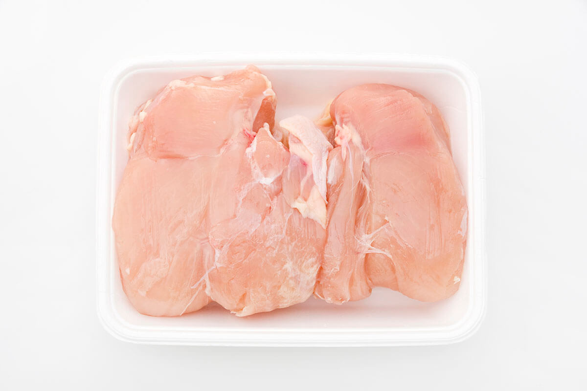 白い容器に入った鶏むね肉