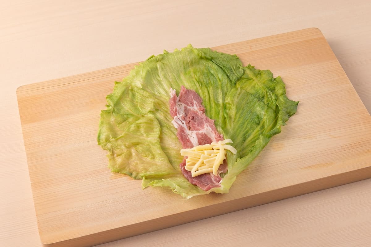 肉とチーズをレタスで巻く