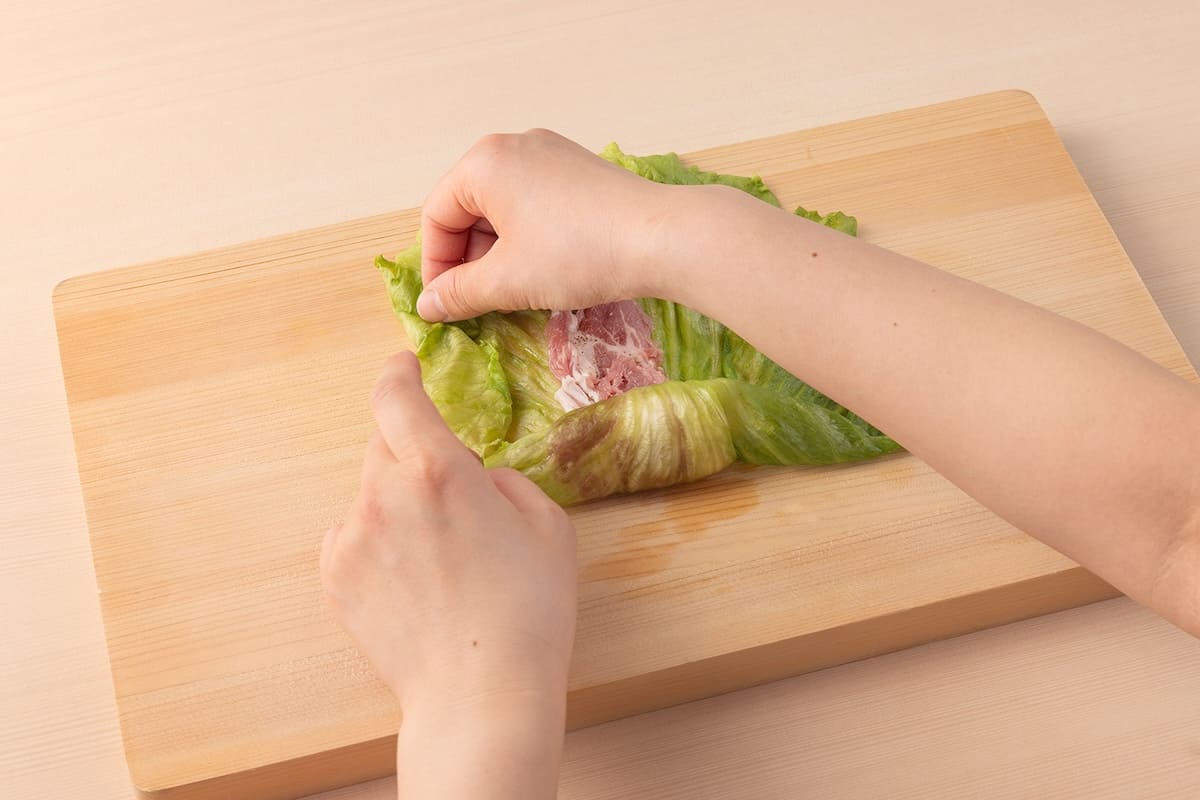 レタスを肉で一巻きする