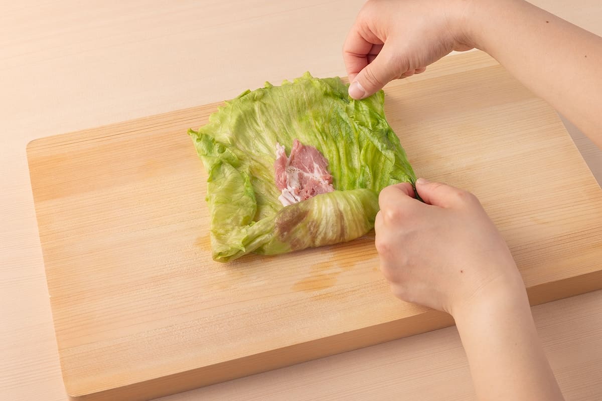 左右に広がったレタスを内側に折り返す