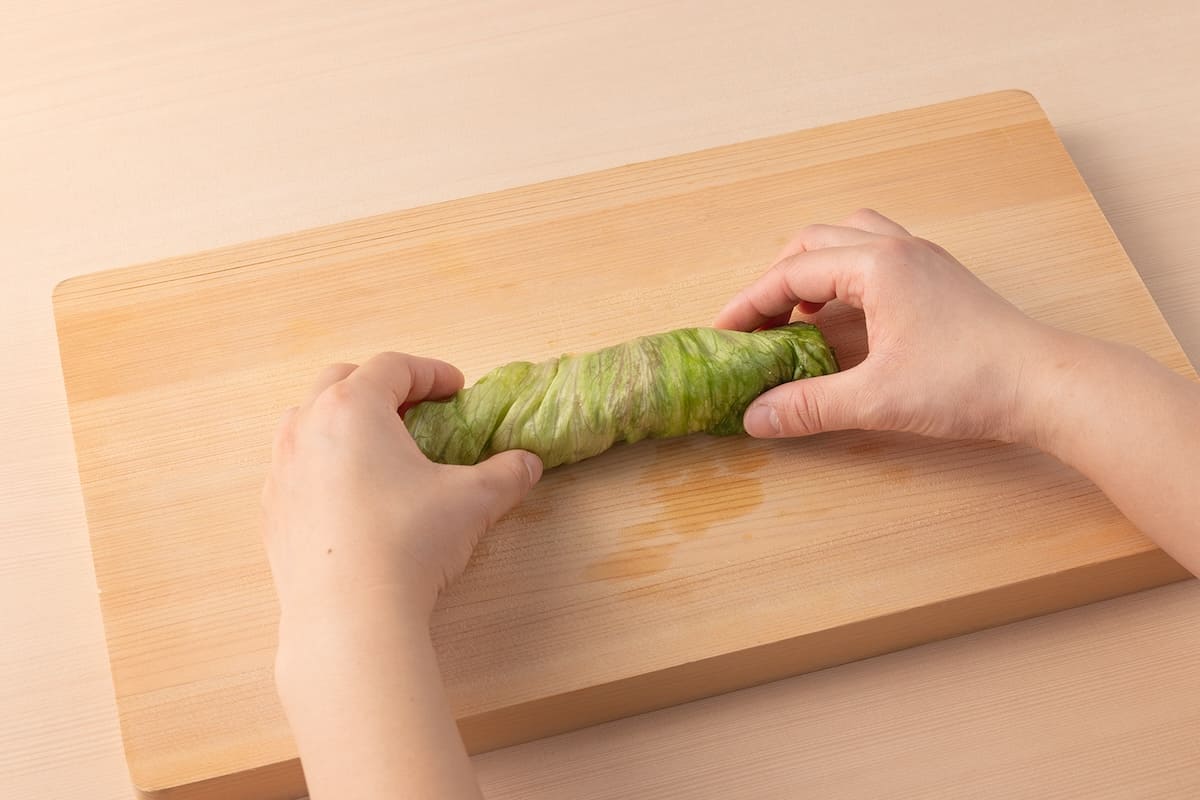 レタスを最後まで巻き切る