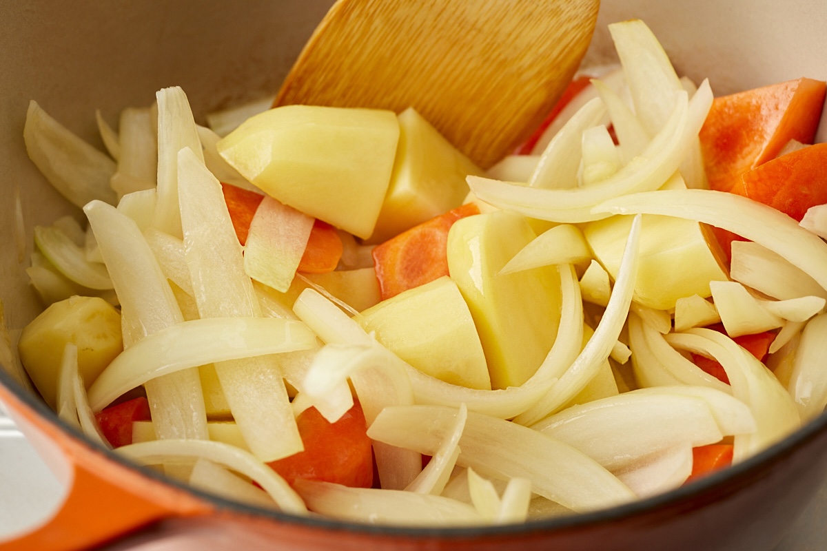 玉ねぎ・じゃがいも・にんじんを炒める様子