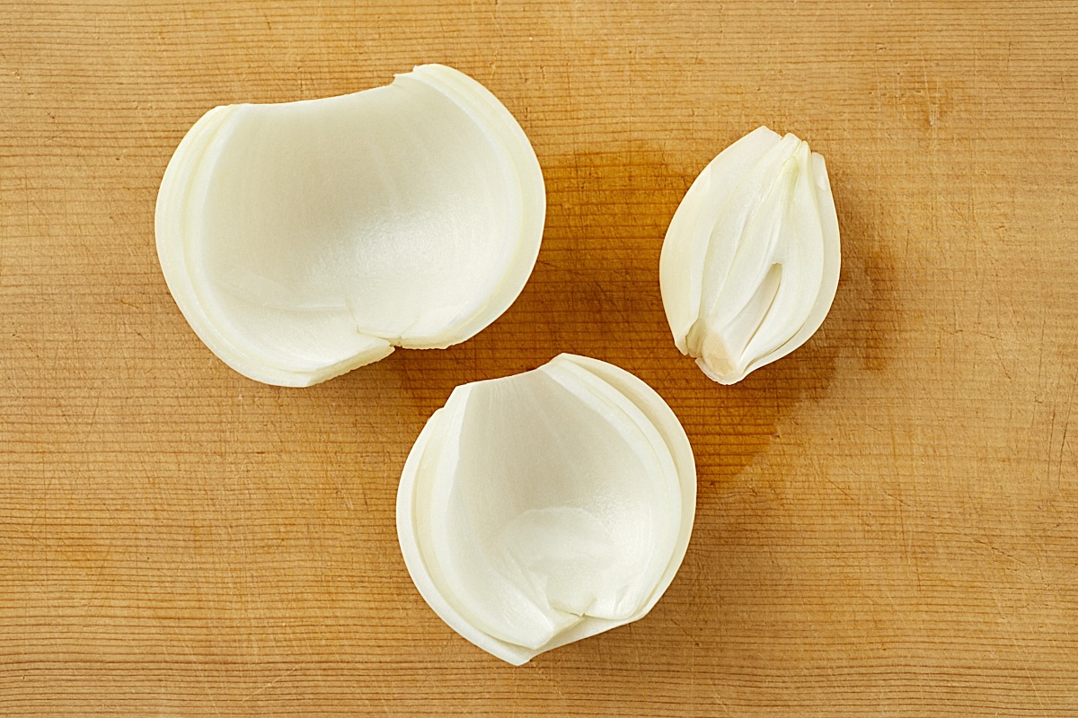 玉ねぎを外側からはがして3等分した様子