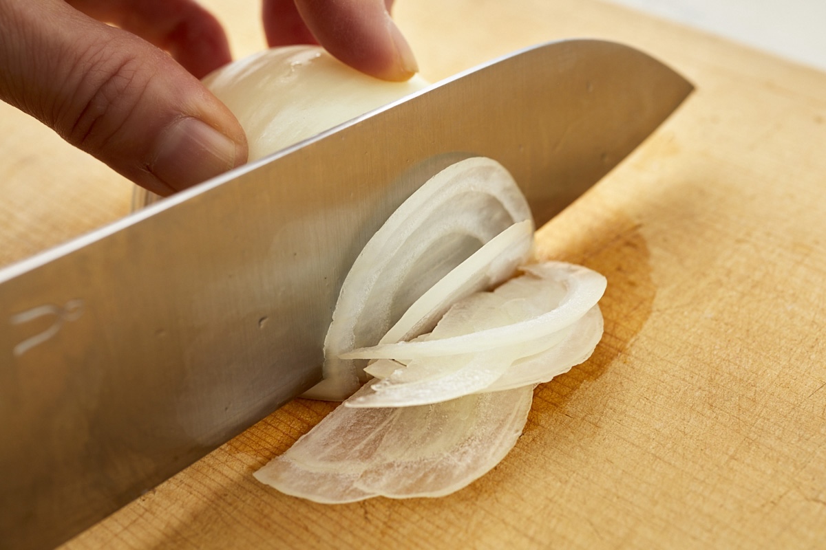  玉ねぎを薄切りにする様子