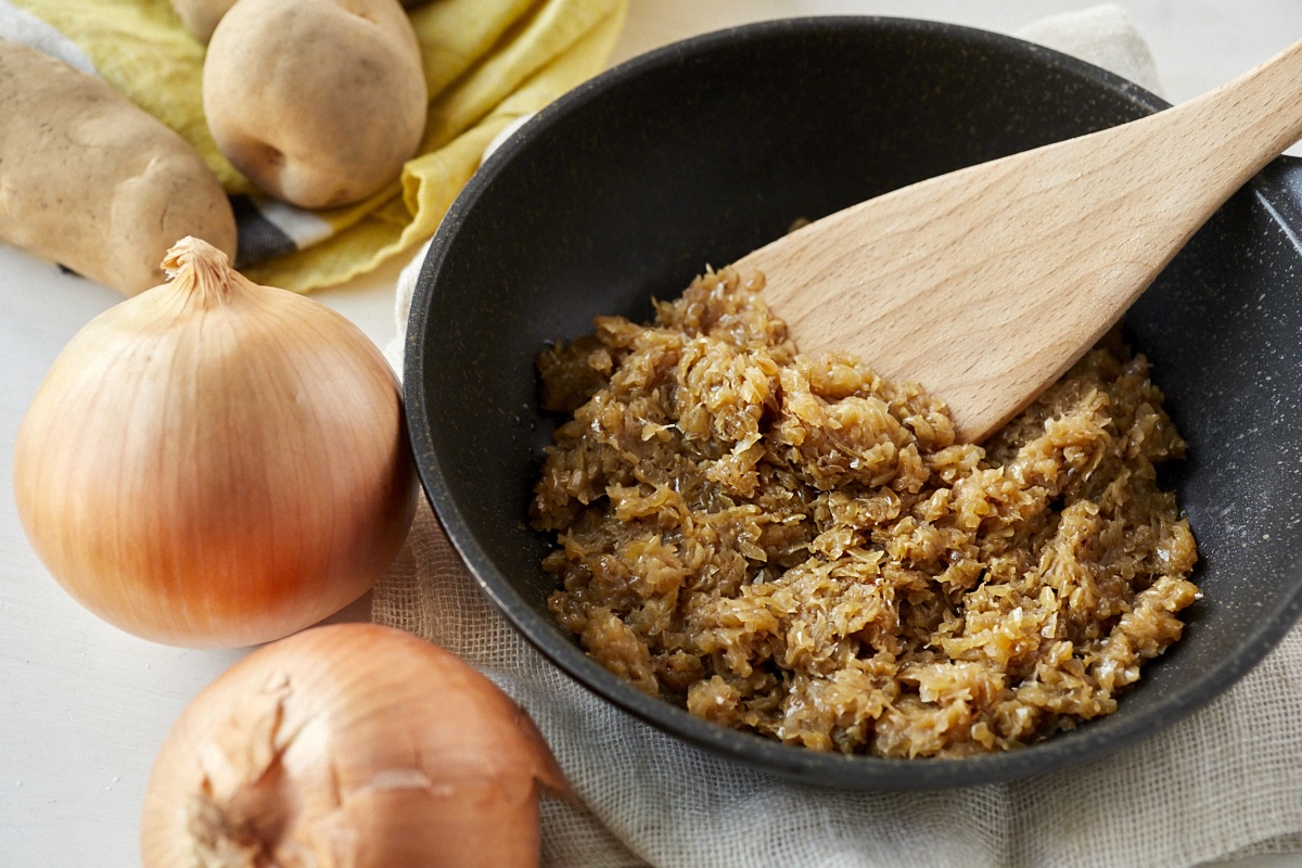 「カレーに使う「あめ色玉ねぎ」の時短テク。玉ねぎは切り方で味に違いも！」のMV