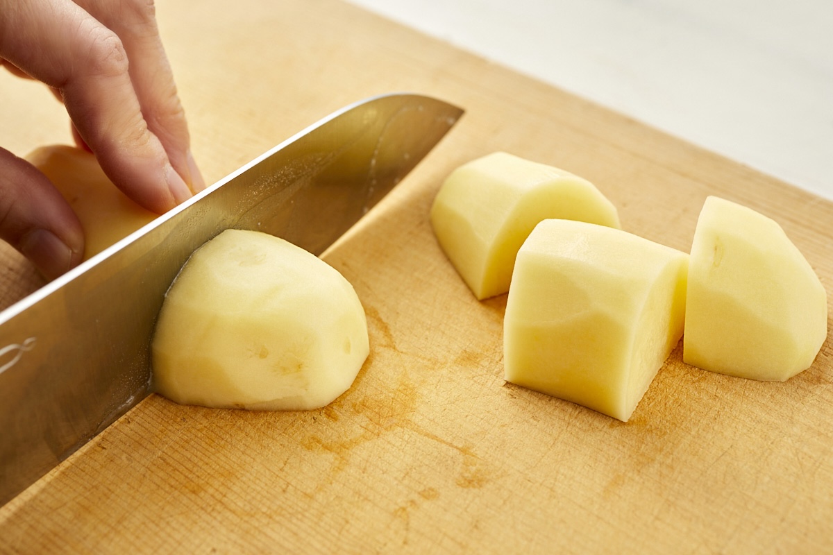 じゃがいもを一口大に切る様子