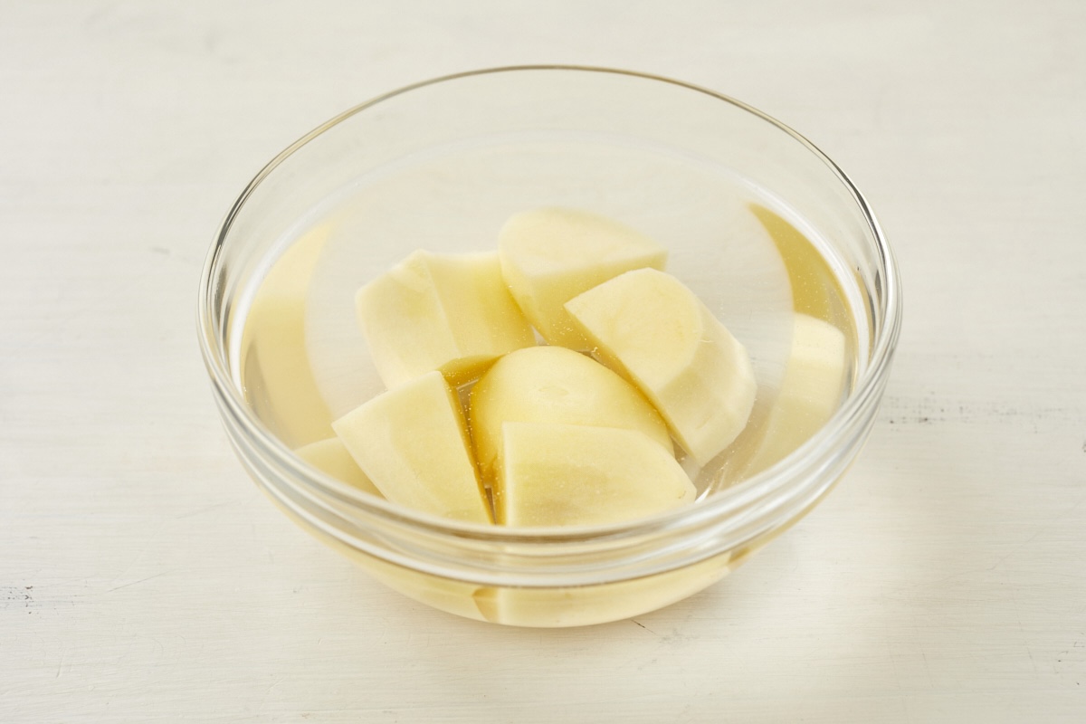 じゃがいもを水にさらす様子