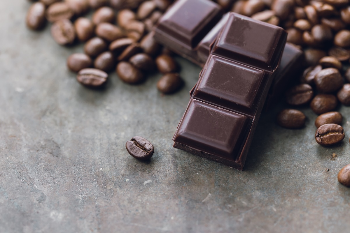 コーヒー豆、チョコレートの画像