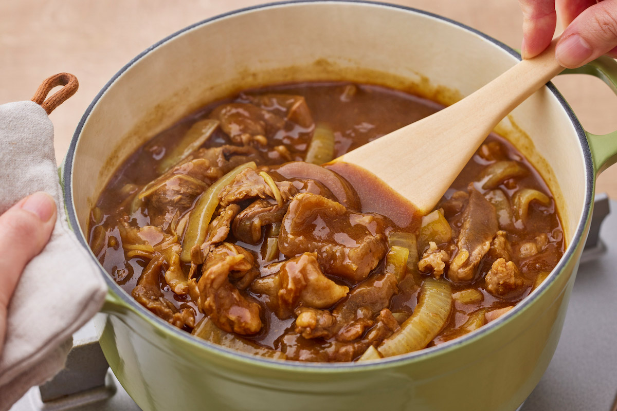 牛すじカレーをかき混ぜている画像