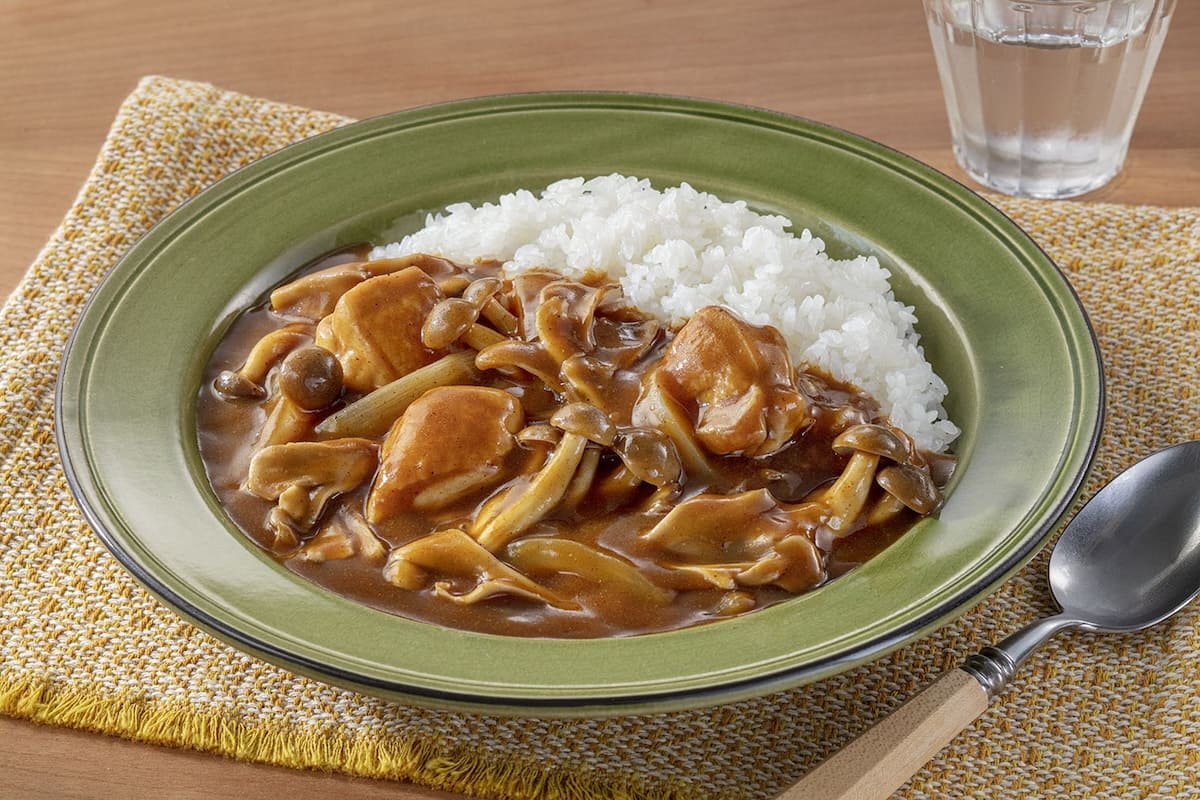 「【チキンカレーレシピ】鶏むね肉でもしっとりジューシーに仕上げるコツ！」のMV