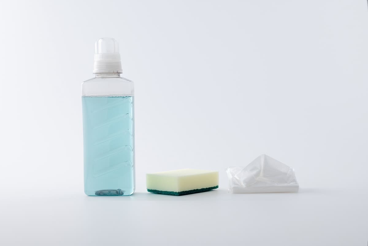 液体洗剤（今回はライオン「NANOX one PRO」を使用）、スポンジ、ティッシュ