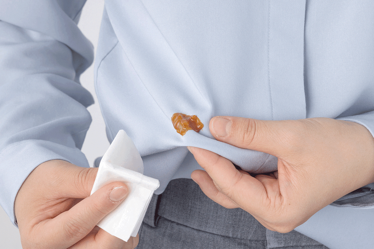 カレーをティッシュでつまみ取る様子