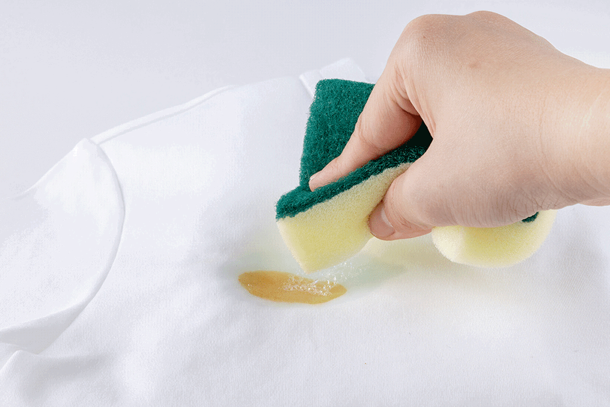 シミ部分をスポンジでたたく様子