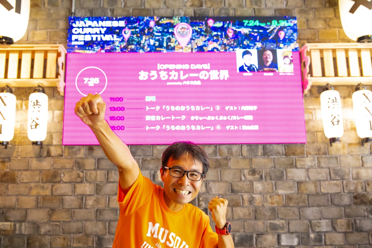 ポーズを決める地主さん