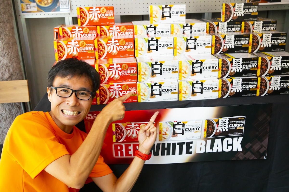 『レッドカレー』『ホワイトカレー』『ブラックカレー』を指差す地主さん