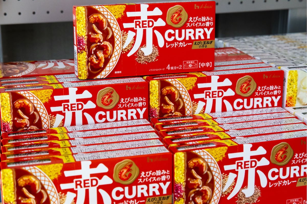 山積みになった『レッドカレー』のパッケージ