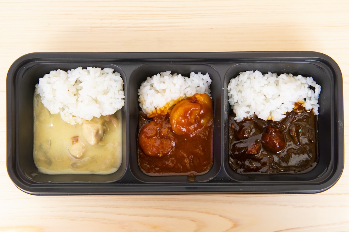 『ホワイトカレー』『レッドカレー』『ブラックカレー』の試食