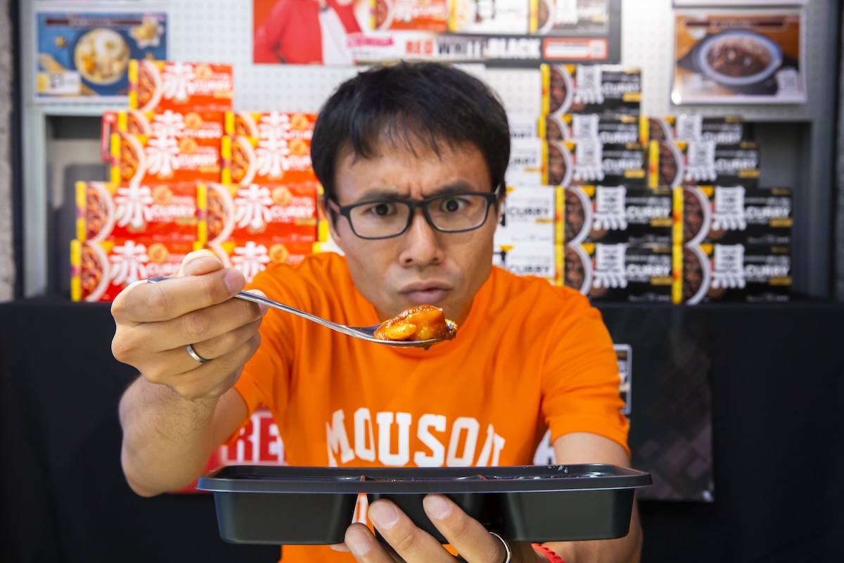 『レッドカレー』を食べようとする地主さん