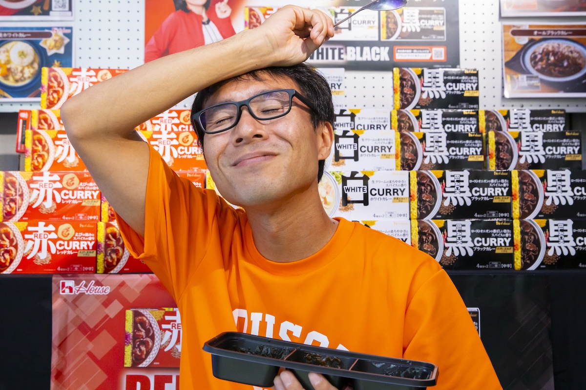『レッドカレー』を食べて笑顔の地主さん