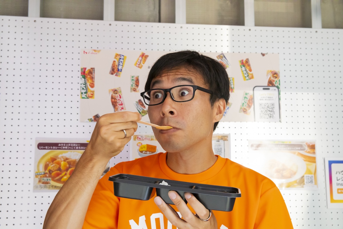 『バーモントカレー＜中辛＞』×『ジャワカレー＜中辛＞』を食べる地主さん