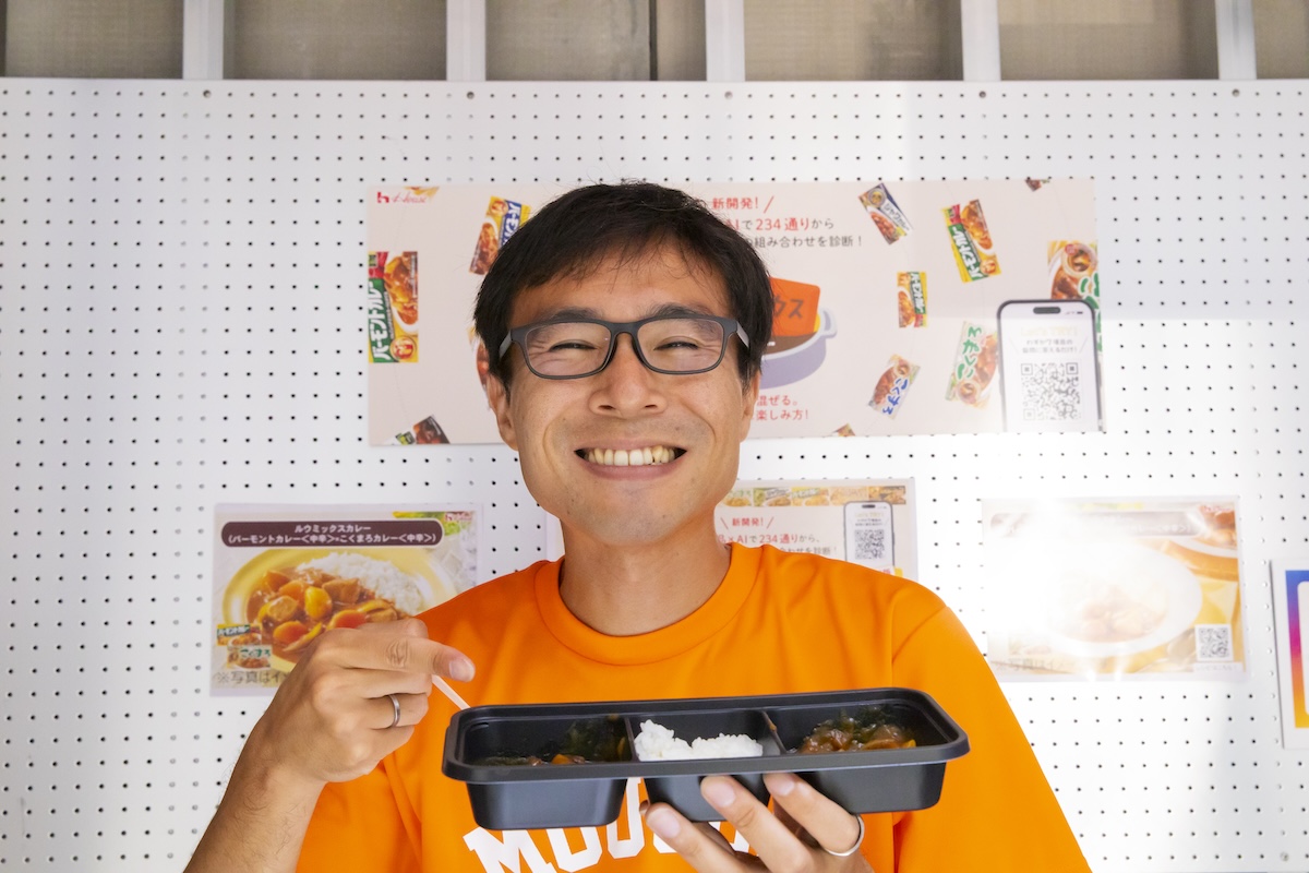 『バーモントカレー＜中辛＞』×『こくまろカレー＜中辛＞』を食べる地主さん