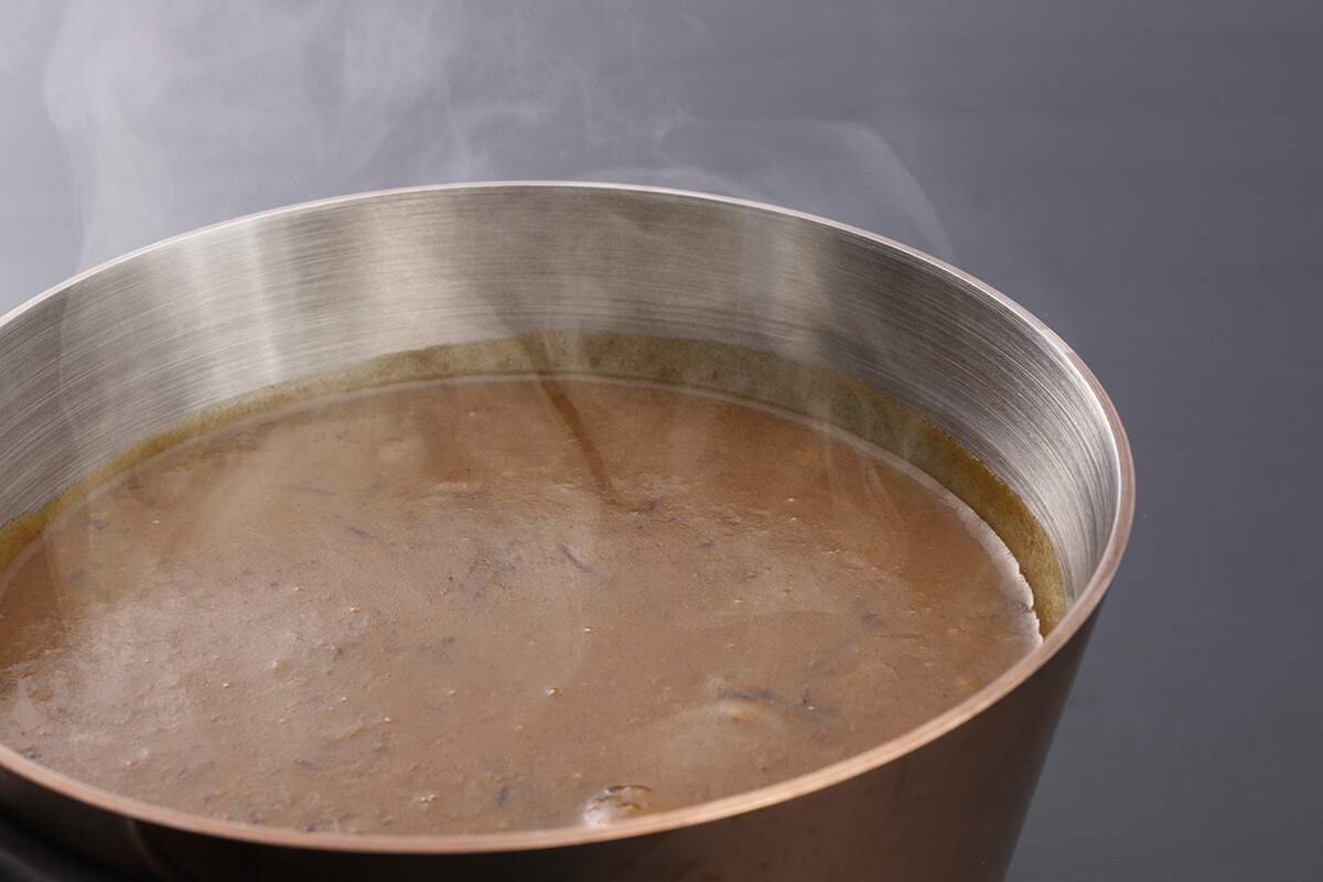 カレー鍋のスープの写真