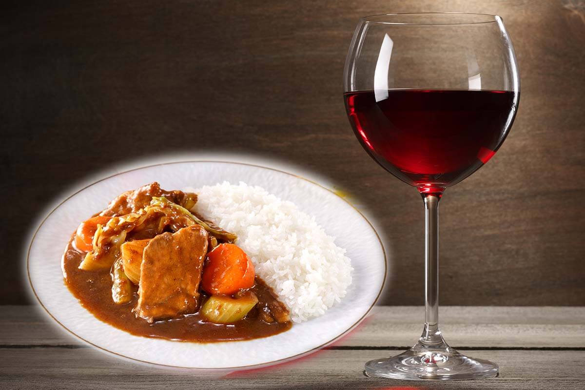 肉カレー ✕ 赤ワインの写真