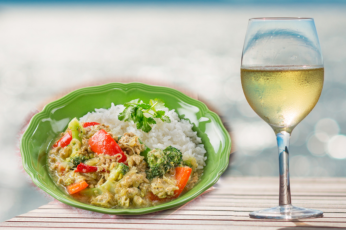 青唐辛子系カレー ✕ 白ワインの写真