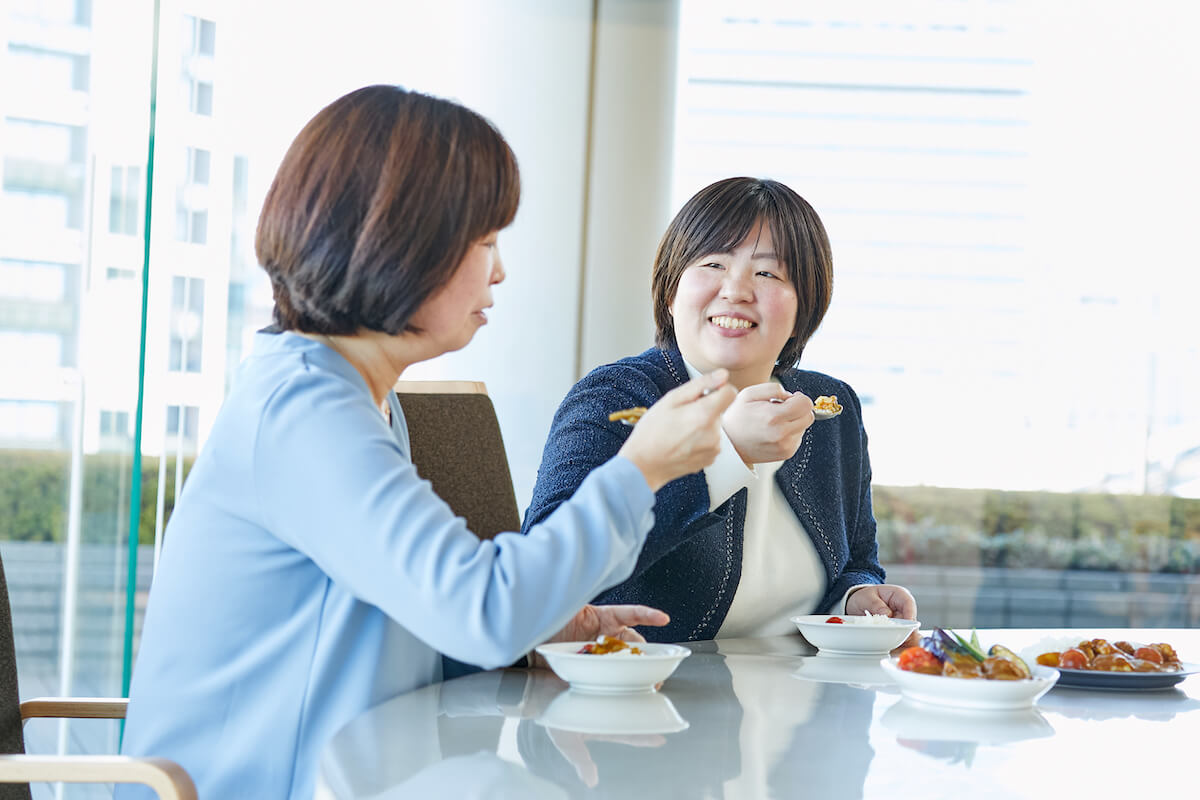 ハウス社員・和田とハウス社員・光安がカレーを食べている画像