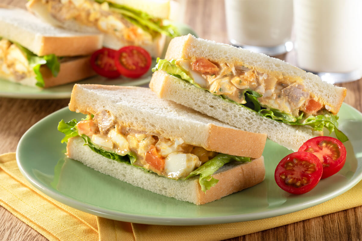 簡単リメイクカレー　カレー卵サンドイッチの写真
