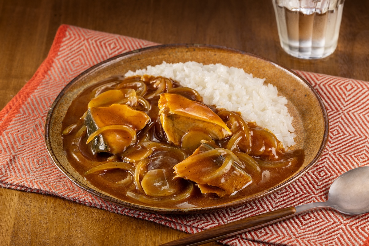 ぶりの切り身を使ったカレーの写真