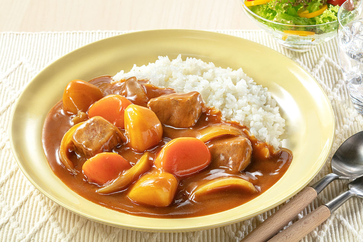 じゃがいも、玉ねぎ、にんじん、角切り牛肉が入ったカレー