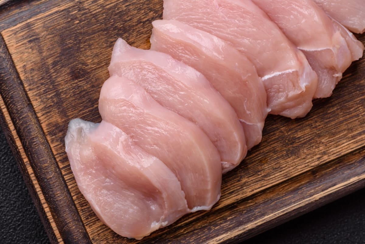 そぎ切りした鶏むね肉の画像